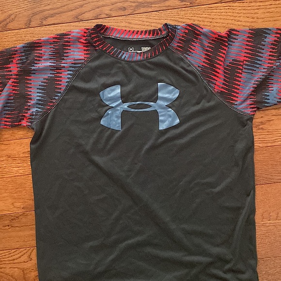 Bundle of UA short sleeve shirts - Picture 4 of 5